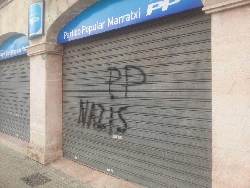 Pintadas en barrera de la sede del PP de Marratxí